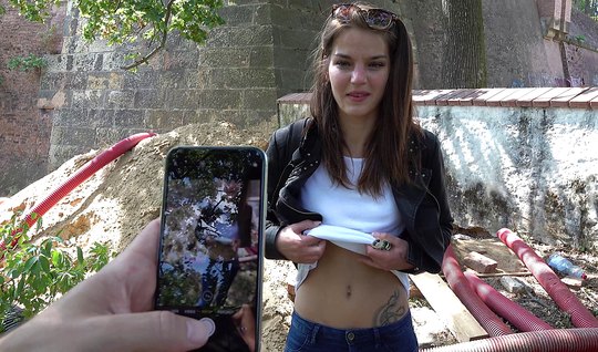 Пацан на улице Праги подснял красивую чешку и отжарил за кроны в ближайших кустах