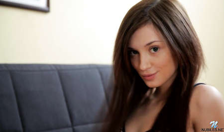 Молодая девушка мастурбирует и ожидает оргазма и жениха