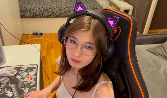 Сводная сестра поймала братца на кукан ради новой коллекции