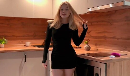 Красивая жена друга у парня на крючке, а точнее - на члене...