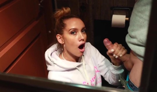 Молодая москвичка влюбилась в парня и отсосала член в туалете кафе