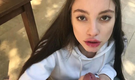 Молодая поклонница ЗОЖа сосет хрен вместо обильного завтрака